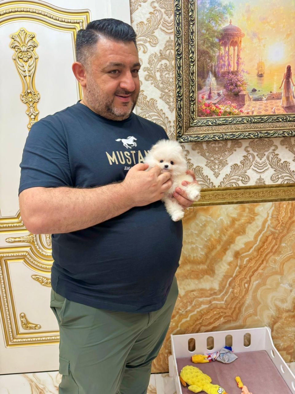 Мужчина с маленьким шпицем