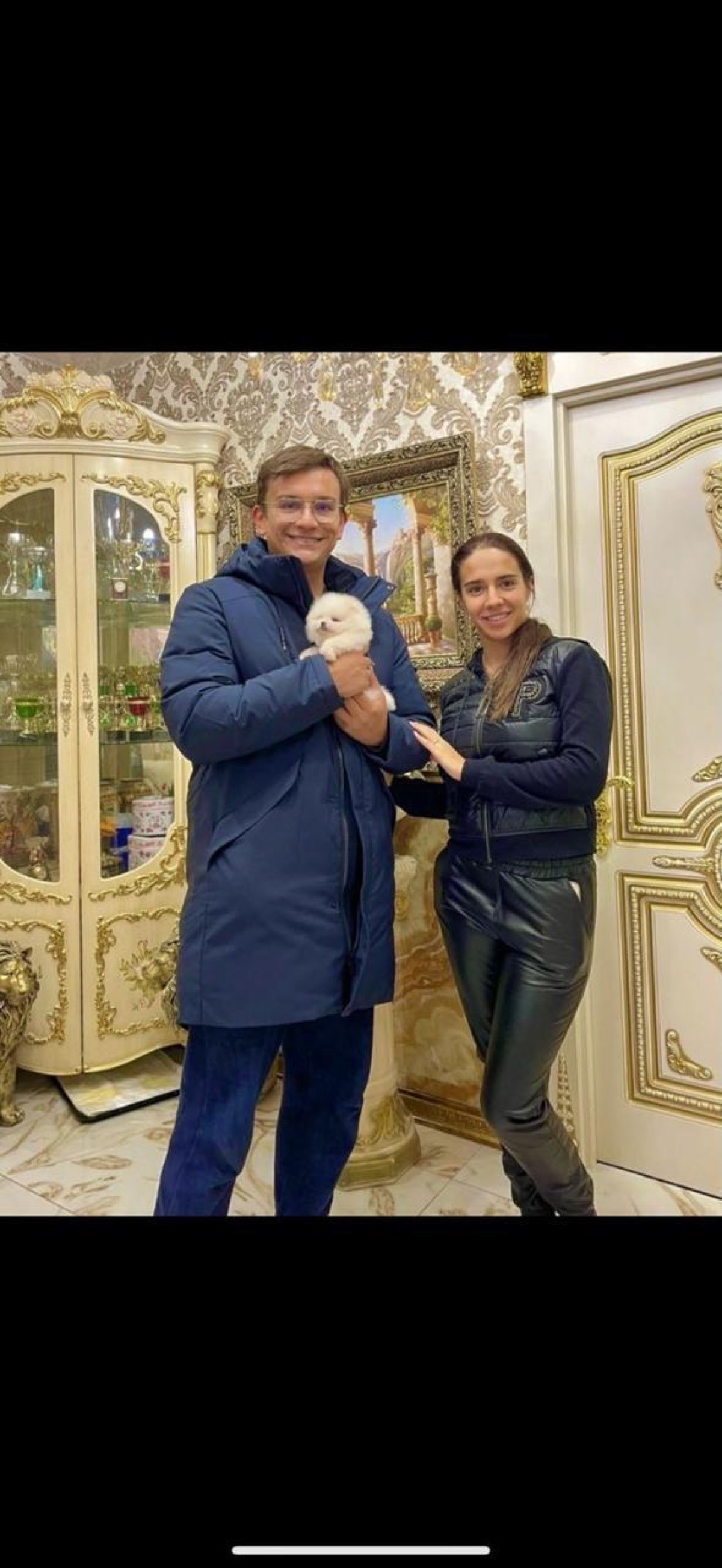 Семья держит померанского шпица