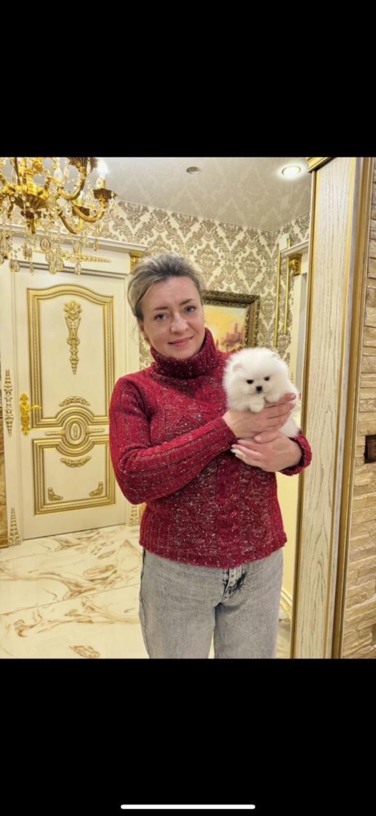 Женщина с белым щенком