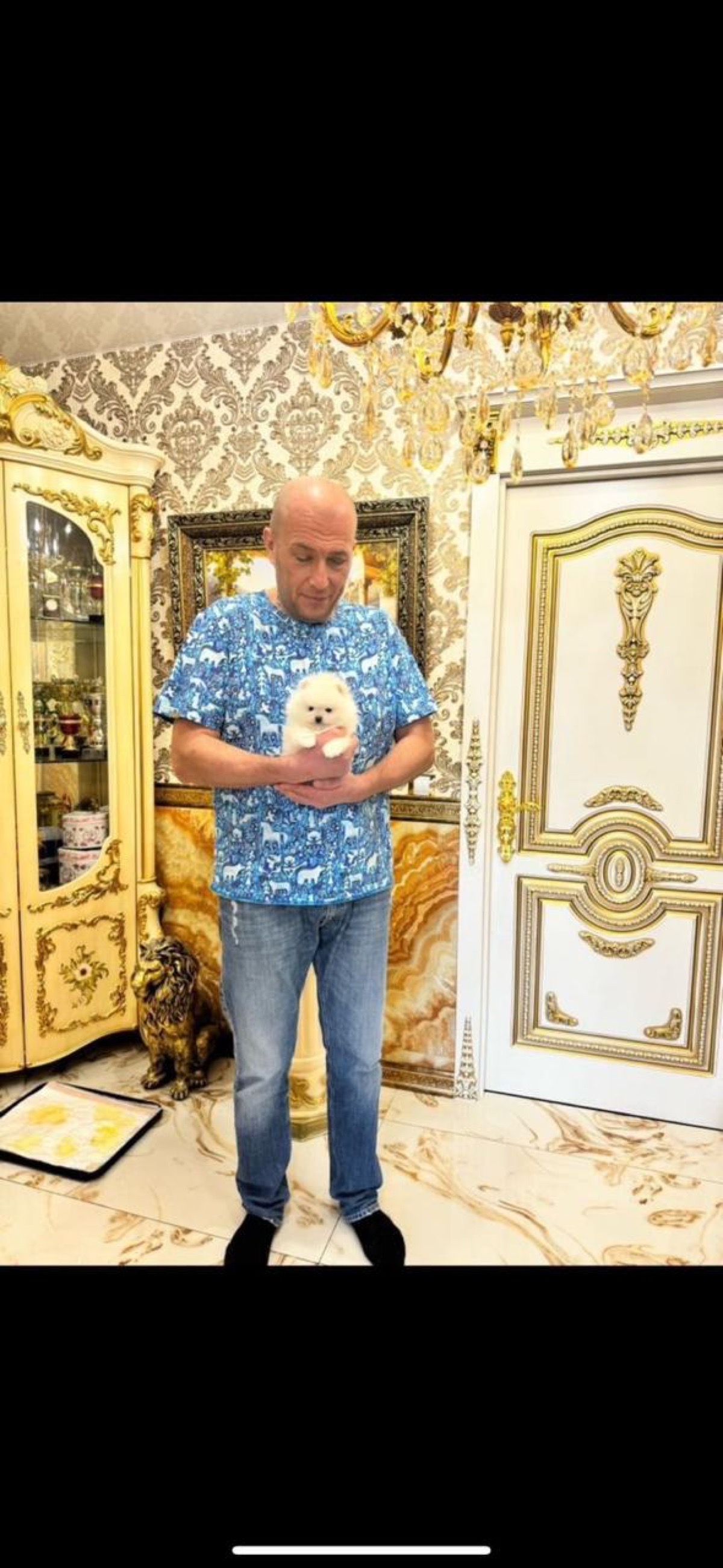 Мужчина держит щенка