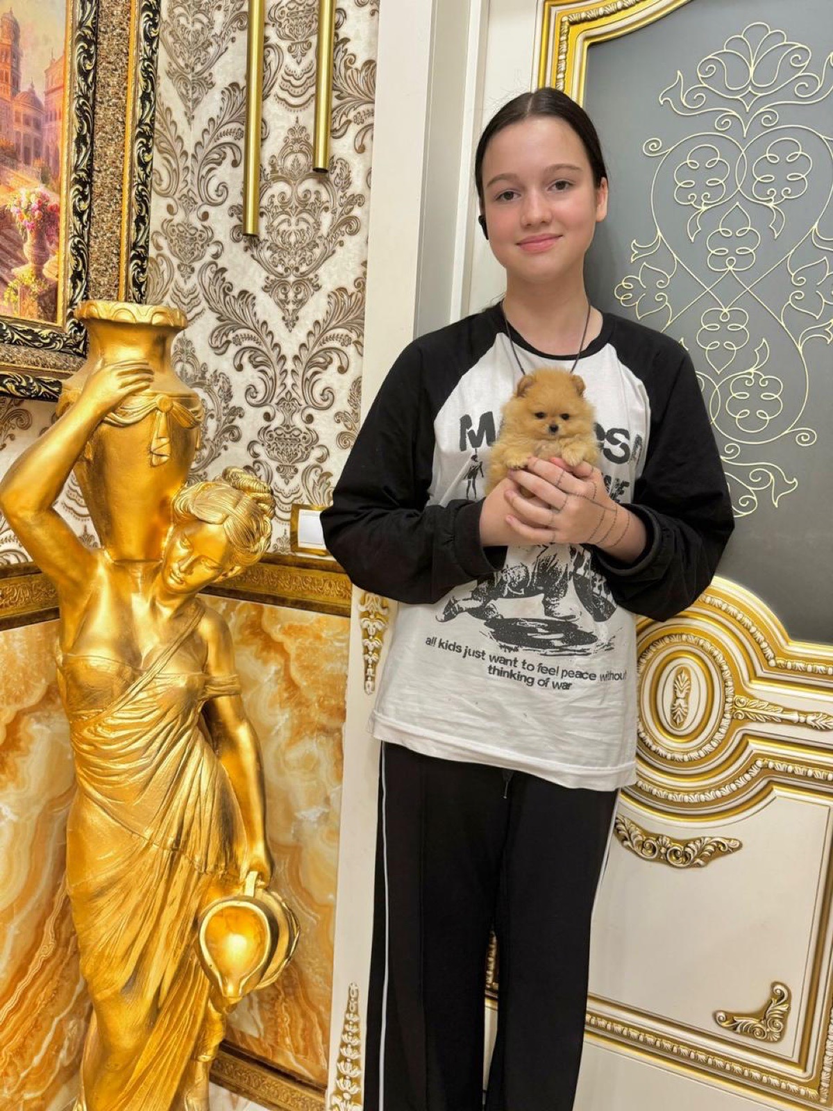 Девушка с рыжим шпицем
